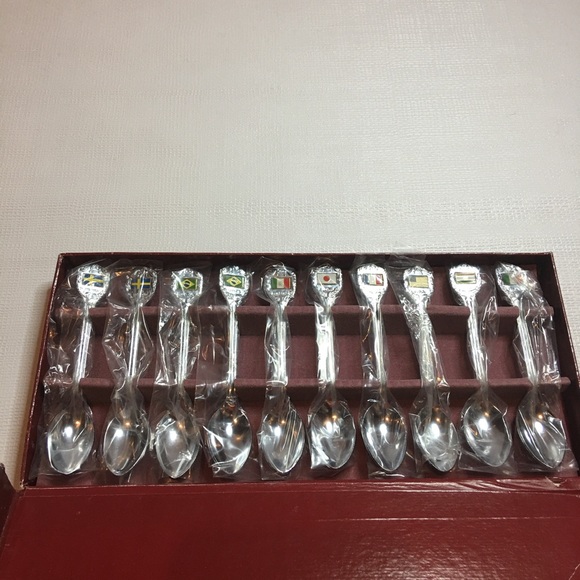 Vintage Souvenir Spoon Set Collectible World Flags Travel Set of 10 With Box - Picture 2 of 8